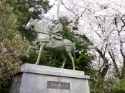 高岡城と桜