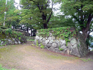 飯山城二の丸から本丸へ至る石垣