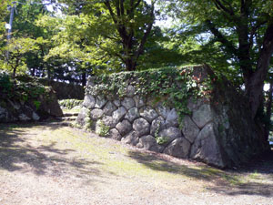 飯山城二の丸から本丸へ至る石垣