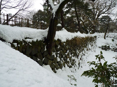 雪の高岡城へ