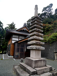 竹波の石製九重層塔